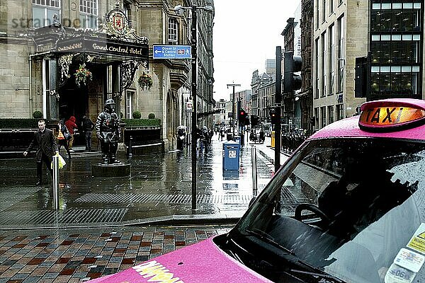 Einkaufsstraße  Merchant City  rosa Taxi  Glasgow  Schottland  Großbritannien  Europa