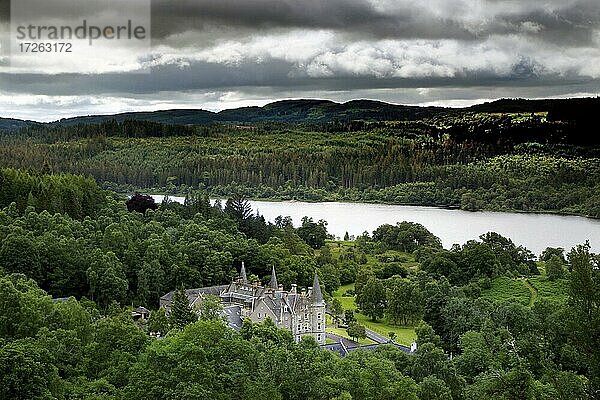 Lake Achray  Blick vom Ben A'an Wanderweg  Schloss  The Trossachs  Loch-Lomand-and-the-Trossachs-Nationalpark  Stirling  Schottland  Großbritannien  Europa