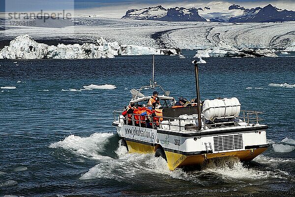 Amphibienfahrzeug  Boot mit Touristen  Eisberge  treibende Eisbrocken  Gletschereis  Gletscher  kalbender Gletscher  Gletscherlagune  Gletschersee  Gletscherlagune Jökulsárlon  Vatnajökull Gletscher  Südküste  Island  Europa