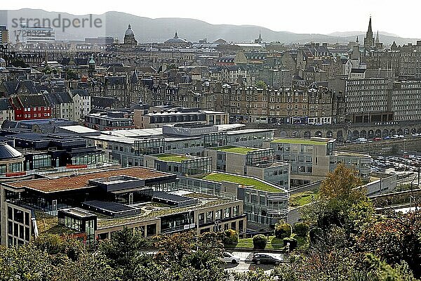 Calton Hill  UNESCO World Heritage  Blick auf Neubauviertel und Altstadt  Oldtown  Edinburgh  Schottland  Großbritannien  Europa