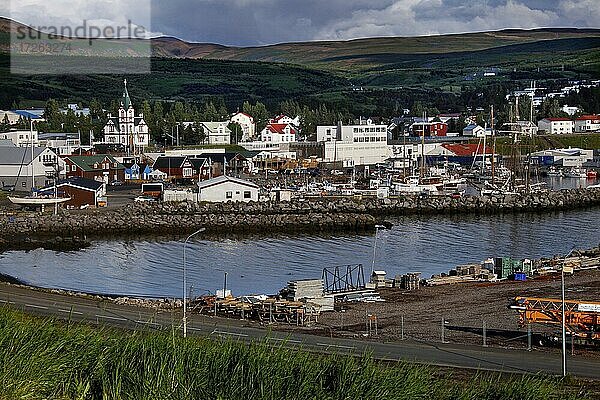 Ort mit Hafen vor Bergkulisse  Húsavík  Nord-Island  Island  Europa