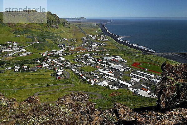 Blick auf Vík  Reynisfjall  Vík  Südküste  Island  Europa