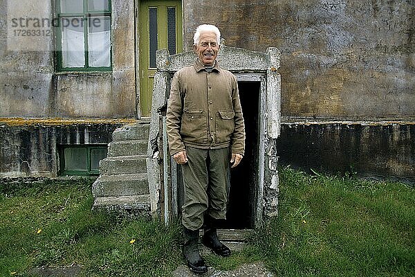 Kristmann Stefánsson vor seinem Haus  alter Mann  Bauer  Vesturádalur  Nord-Island  Island  Europa