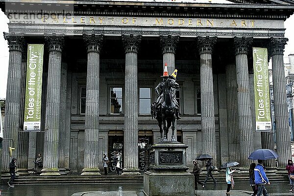Royal Exchange Square  Platz  Merchant City  Gallery Of Modern Art  Kunstmuseum  Reiterstatue des Duke of Wellington mit Leitkegel  Carlo Marochetti  Glasgow  Schottland  Großbritannien  Europa