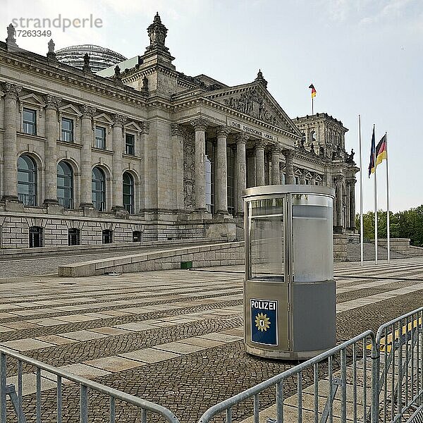 Reichstag  ohne Menschen am frühen Morgen  Deutscher Bundestag  Regierungsviertel  Berlin  Deutschland  Europa