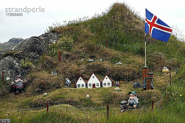 Elfenhügel  Miniaturhäuser  isländische Flagge  Troll-Figur  Gartendekoration Ólafsvík  Snæfellsnes  Halbinsel Snäfellsnes  Westküste  Island  Europa