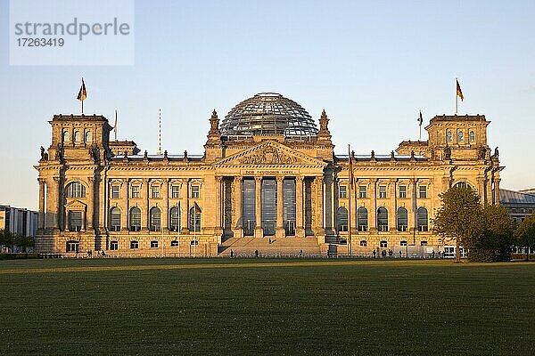 Reichstag im Abendlicht  Deutscher Bundestag  Regierungsviertel  Berlin  Deutschland  Europa