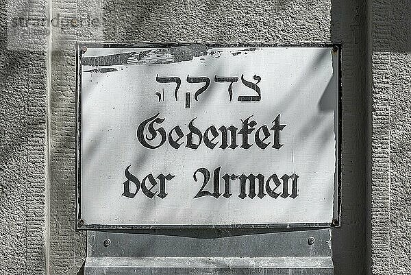 Gedenket der Armen  Schild am Ausgang vom Neuen Jüdischen Friedhof  Nürnberg  Mittelfranken  Bayern  Deutschland  Europa