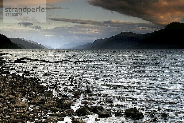 Loch Ness  See  Sonnenuntergang  Highlands  Hochland  Schottland  Großbritannien  Europa