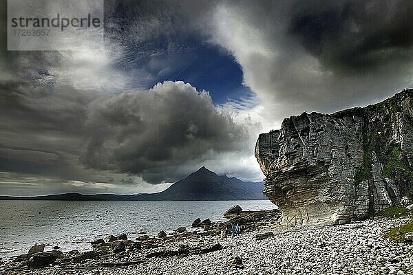 Strand  verwitterte Sandstein-Klippe  Cullin Mountains  Berge  Elgol  Isle of Skye  Skye  Innere Hebriden  Hebriden  Highlands  Hochland  Schottland  Großbritannien  Europa