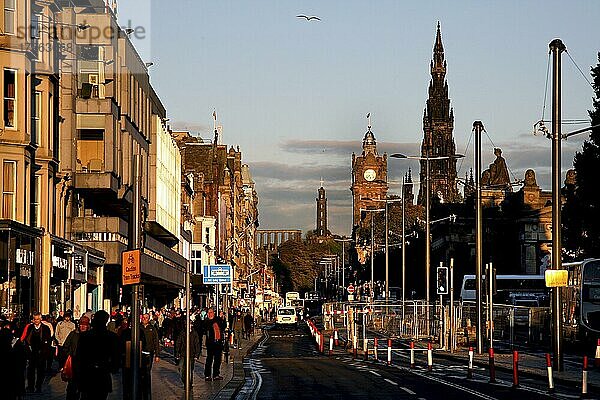 Princess Street  Neustadt  Newtown  Haupteinkaufsstraße  Uhrenturm des Balmoral Hotel  Calton Hill  Abendstimmung  Edinburgh  Schottland  Großbritannien  Europa