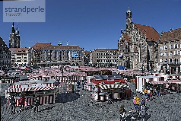 Hauptmarkt mit Frauenkirche und links der Sebalduskirche  Nürnberg  Mittelfranken  Bayern  Deutschland  Europa