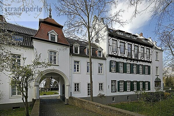 Vorburg und Herrenhaus  Burg Blessem  Erftstadt  Nordrhein-Westfalen  Deutschland  Europa