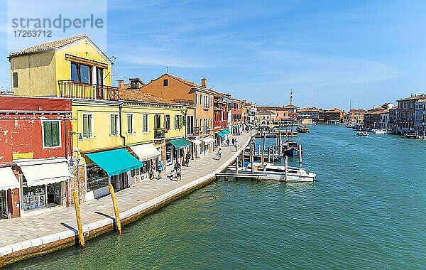 Bunte Häuser und Boote am einem Kanal von Murano  Insel Murano  Venedig  Venetien  Italien  Europa