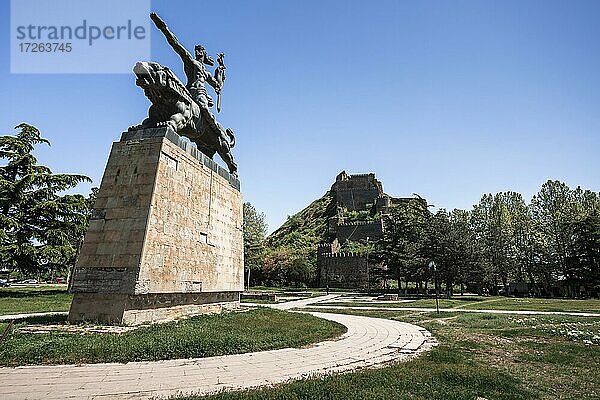 Heldenstatue vor der Festung von Gori  Gori  Innerkartlien  Georgien  Asien