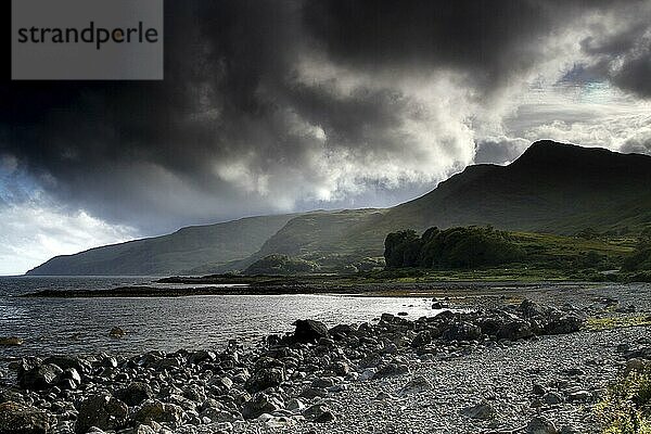 Strand  dramatische Berglandschaft  Loch Buie  Mull  Innere Hebriden  Hebriden  Highlands  Hochland  Schottland  Großbritannien  Europa