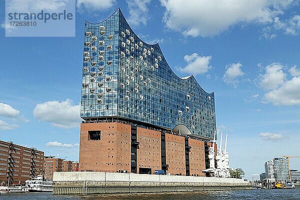Elbphilharmonie im Hafen von Hamburg  Deutschland  Europa