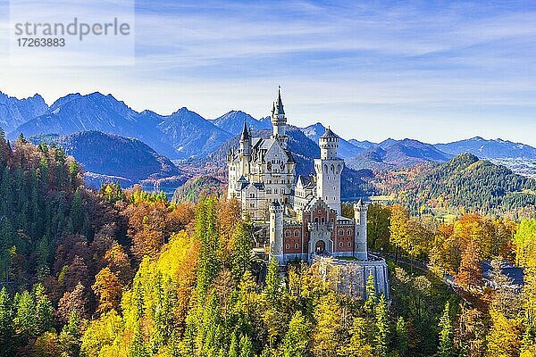 Schloss Neuschwanstein im Herbst  bei Schwangau  Ostallgäu  Allgäu  Schwaben  Bayern  Deutschland  Europa