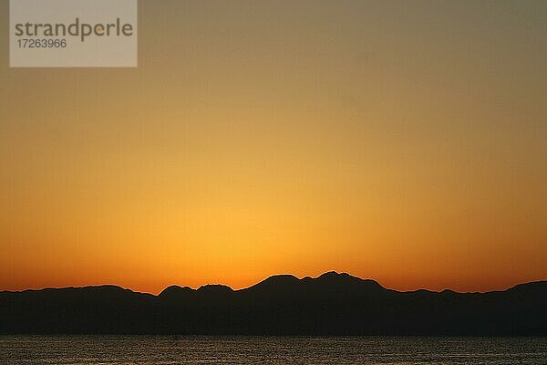 Blick von der Insel Enoshima auf Bergsilhouetten im dramatischen Sonnenuntergang  Fujisawa  Präfektur Kanagawa  Japan  Asien