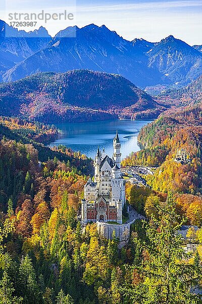 Schloss Neuschwanstein im Herbst  bei Schwangau  Ostallgäu  Allgäu  Schwaben  Bayern  Deutschland  Europa