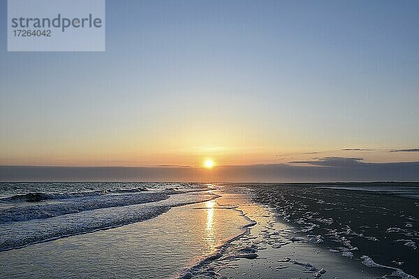 Sonnenaufgang am Strand von Spiekeroog  Ostfriesische Insel  Ostfriesland  Niedersachsen  Deutschland  Europa