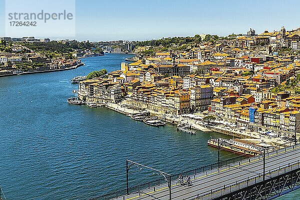 Schönes Panorama der Stadt Porto mit der berühmten Brücke im Vordergrund  Portugal  Europa