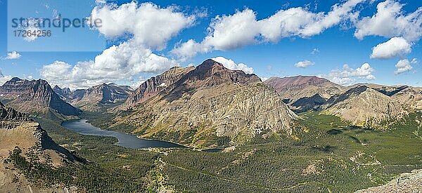 Ausblick auf den Two Medicine Lake  Berggipfel Rising Wolf Mountain und Sinopah Mountain  Wanderweg zum Scenic Point  Glacier National Park  Montana  USA  Nordamerika