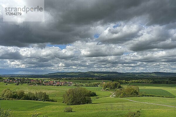 Fränkische (Nimbostratus) Landschaft mit dem Ort Beerbach  Regenwolken  Mittelfranken  Bayern  Deutschland  Europa