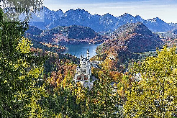 Schloss Neuschwanstein im Herbst  bei Schwangau  Ostallgäu  Allgäu  Schwaben  Bayern  Deutschland  Europa