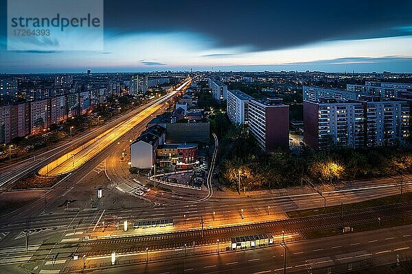 Nächtlicher Blick über Lichtenberg während der Abenddämmerung  Berlin  Deutschland  Europa