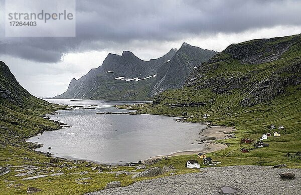 Fjord Bunesfjorden und Berge  Häuser bei Vinstadt  Lofoten  Nordland  Norwegen  Europa