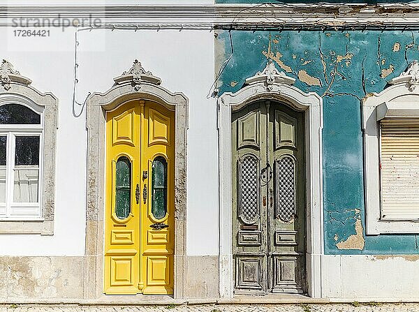 Türen zu zwei verschiedenen traditionellen Häusern  eines verlassen und eines im Umbau in Olhao  Algarve  Portugal  Europa