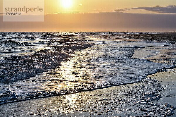 Sonnenaufgang am Strand von Spiekeroog  Ostfriesische Insel  Ostfriesland  Niedersachsen  Deutschland  Europa