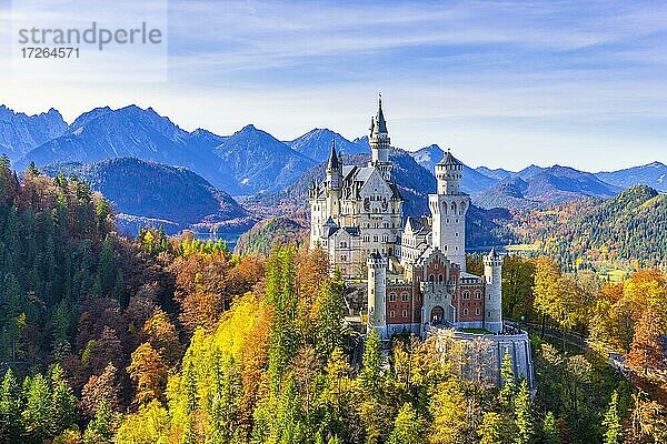 Schloss Neuschwanstein im Herbst  bei Schwangau  Ostallgäu  Allgäu  Schwaben  Bayern  Deutschland  Europa