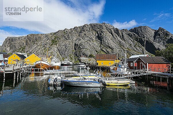 Hafen des kleinen Fischerdorfes Nusfjord  Lofoten  Norwegen  Europa