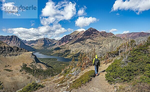 Wanderer auf dem Wanderweg zum Scenic Point  Ausblick auf den Two Medicine Lake  Berggipfel Rising Wolf Mountain und Sinopah Mountain  Glacier National Park  Montana  USA  Nordamerika