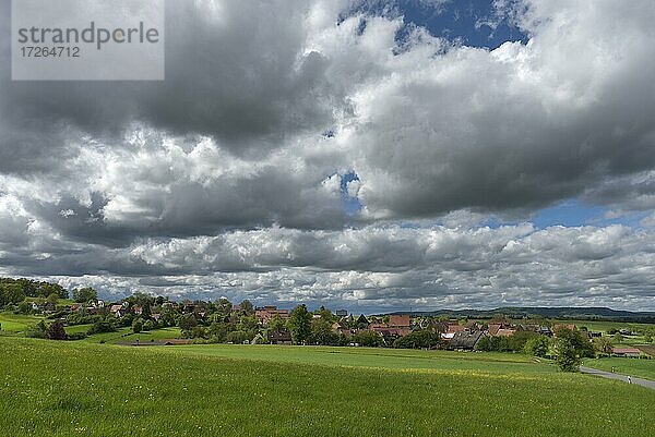 Fränkische (Nimbostratus) Landschaft mit dem Ort Beerbach  Regenwolken  Mittelfranken  Bayern  Deutschland  Europa