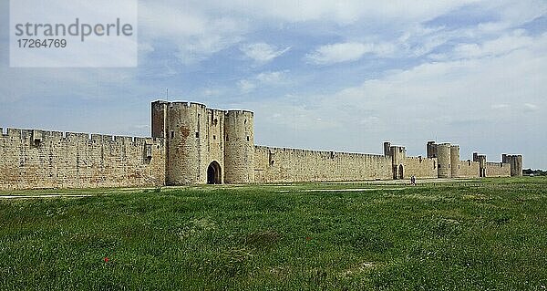 Südliche Stadtmauer  mittelalterliche Stadt Aigues-Mortes  Camargue  Departement Gard  Region Occitanie  Mittelmeer  Frankreich  Europa