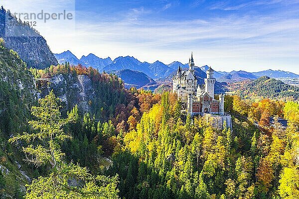 Schloss Neuschwanstein im Herbst  bei Schwangau  Ostallgäu  Allgäu  Schwaben  Bayern  Deutschland  Europa