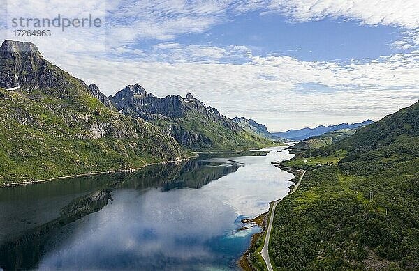 Fjord Raftsund und Berge  Luftaufnahme  Vesterålen  Norwegen  Europa