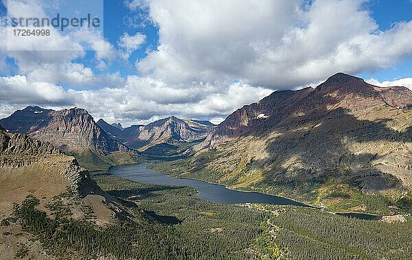 Ausblick auf den Two Medicine Lake  Berggipfel Rising Wolf Mountain und Sinopah Mountain  Wanderweg zum Scenic Point  Glacier National Park  Montana  USA  Nordamerika