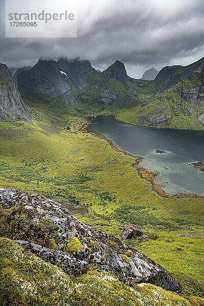 Fjorde und Berge  Wanderung zum Berg Helvetestinden  Lofoten  Nordland  Norwegen  Europa
