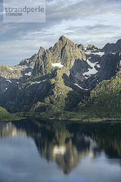 Fjord Raftsund und Berge  Blick vom Gipfel des Keiservarden oder Digermulkollen  Vesterålen  Norwegen  Europa