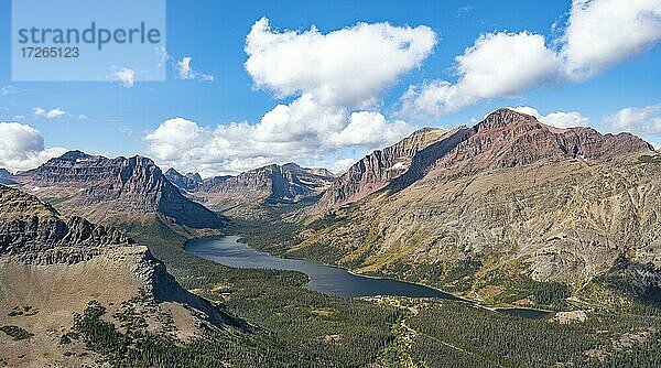 Ausblick auf den Two Medicine Lake  Berggipfel Rising Wolf Mountain und Sinopah Mountain  Wanderweg zum Scenic Point  Glacier National Park  Montana  USA  Nordamerika