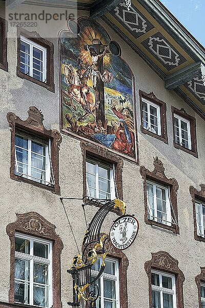 Lüftlmalerei  Fassade mit Kreuzigungsszene in der Marktstraße  Bad Tölz  Oberbayern  Bayern  Deutschland  Europa