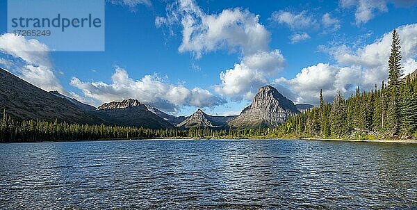 See Two Medicine Lake  hinten Berggipfel Sinopah Mountain  Never Laughs Mountain und Appistoki Peak  Glacier National Park  Montana  USA  Nordamerika