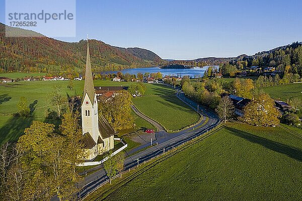 Luftaufnahme  Blick über den Schliersee  mit Kirche St. Leonhard  Fischhausen  Oberbayern  Bayern  Deutschland  Europa