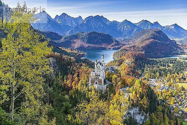 Schloss Neuschwanstein im Herbst  bei Schwangau  Ostallgäu  Allgäu  Schwaben  Bayern  Deutschland  Europa