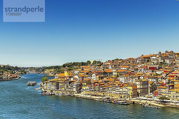 Historische Architektur in der Innenstadt der erstaunlichen Stadt Porto  Nordregion  Portugal  Europa