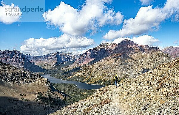 Wanderer auf dem Wanderweg zum Scenic Point  Ausblick auf den Two Medicine Lake mit Berggipfel Rising Wolf Mountain  Glacier National Park  Montana  USA  Nordamerika